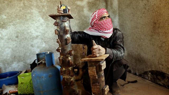 A Syrian rebel prepares pipe bombs (Photo: AFP)