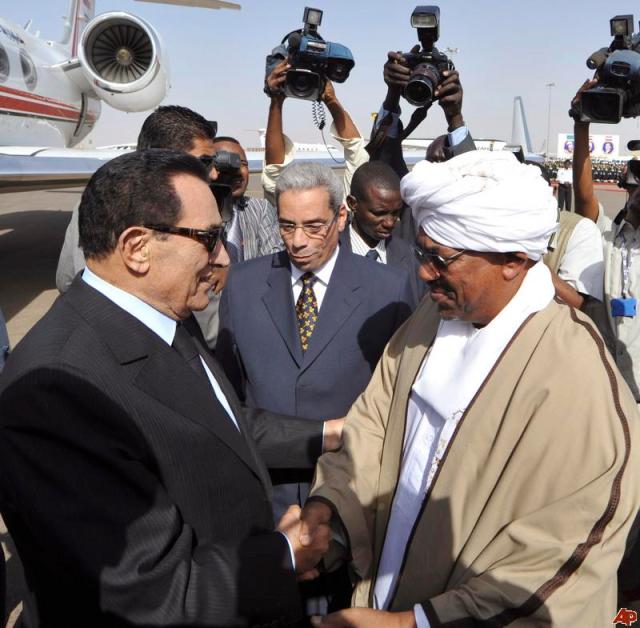 Former Egyptian President, Hosni Mubarak with Sudanese President Omar al-Bashir (Photo: AP)