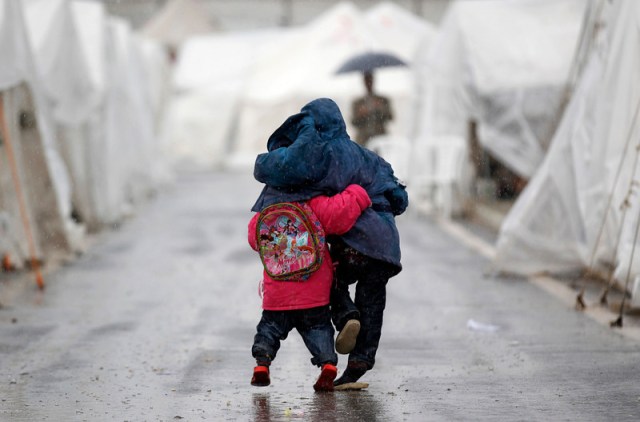Two Syrian boys in the oynuyogun refugee camp on the Turkish-Syrian border (Photo: Reuters / Murad Sezer)