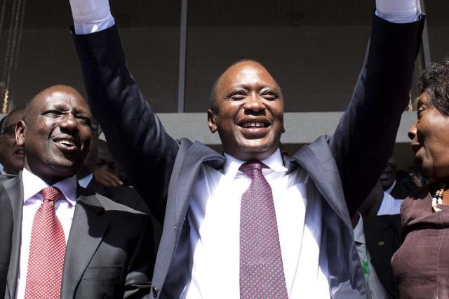 Kenyan President Uhuru Kenyatta (centre) and Deputy President William Ruto (left). (Photo: Siegfried Modola / Reuters)