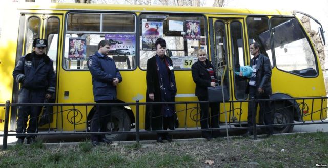 Election commission officials and police in Simferopol (Photo: Reuters)