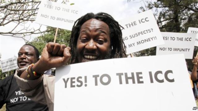 Protestors voice their support for the ICC in Nairobi, 2011 (Photo: VOA)