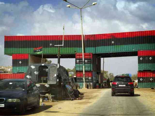 A check-point between Bani Walid and Misrata (Photo: Lopez Jean Baptiste / SIPA)