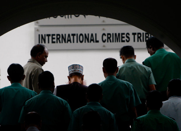 Delwar Hossain Sayeedi is escorted into the Bangladesh tribunal (Photo: AP)