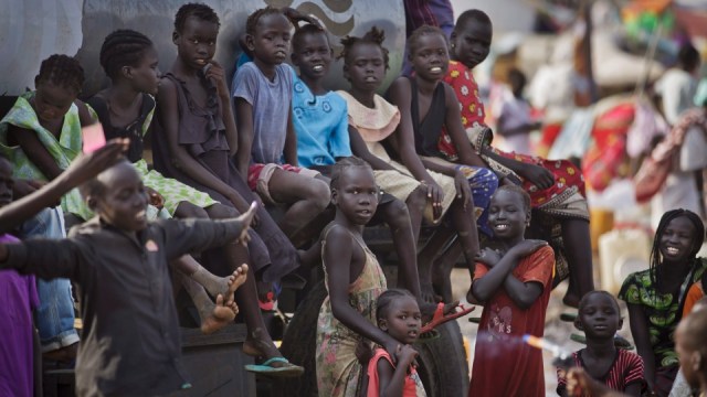 Displaced children gather at a UN compound in Juba, South Sudan. (Photo: Ben Curtis / AP)