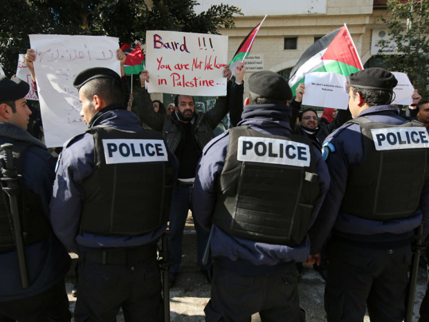 Palestinian protesters surround a convoy carrying Canadian Foreign Minister John Baird in Ramallah (Photo: AP / Nasser Nasser)