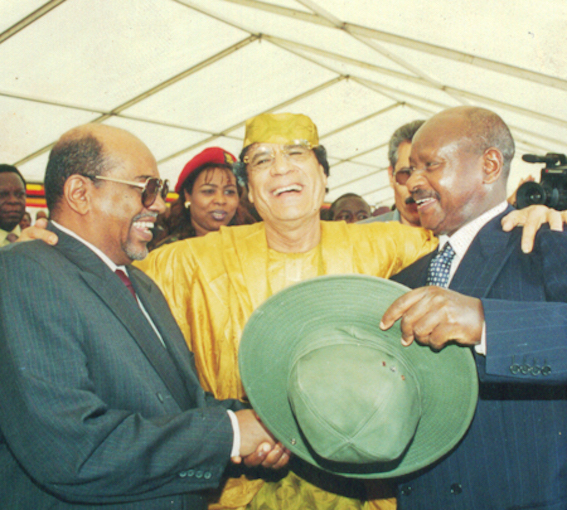 Yoweri Museveni (right) with Muammar Gaddafi (centre) and Omar al-Bashir (left).