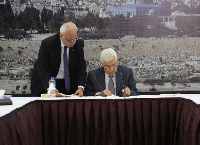 Mahmoud Abbas ratifying the Rome Statute (Photo: Osama Falah/ Reuters)