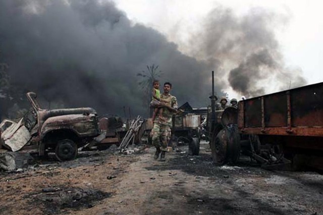 A soldier carries a small child during the Sri Lankan civil war (Photo: Reuters)