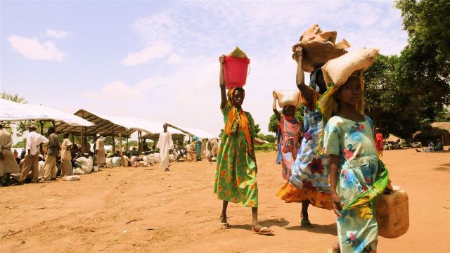 Refugees carry water in Sam Ouandja (Photo: Nicolas Rost | UNHCR
