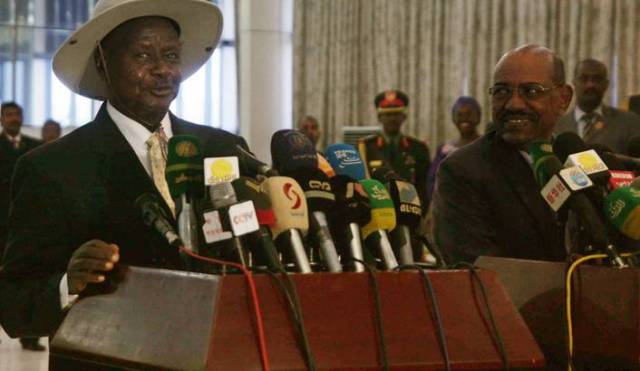 Ugandan President Museveni and Sudanese President Bashir speak at a news conference earlier this month. (Photo: Al Morwan / EPA)