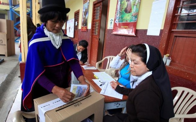 An indigenous woman votes in the referendum to determine whether the peace deal between the government and the FARC would be adopted. (Photo: Reuters)