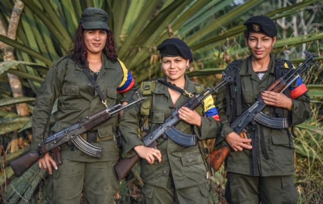 Members of the FARC rebel movement pose for a photograph (Photo: Luis Acosta / AFP)